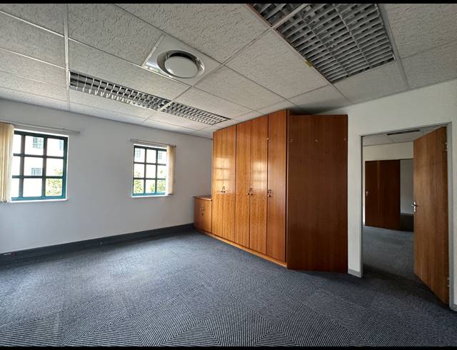 1,910M² OFFICE TO LET IN SUNNINGHILL